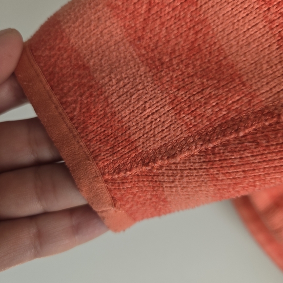 The North Face Crescent Sunshine Sweater. (D9) - Picture 12 of 12